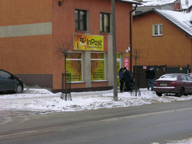 Inpost w skierniewickim sądzie – od nowego roku firma ta wykonuje usługi pocztowe dla wymiaru sprawiedliwości. Ma pewne problemy. Tak zwane zwrotki nie są dostarczane przez InPost regularnie. W łowickim sądzie trzeba było z tego powodu odwołać jedną rozprawę.