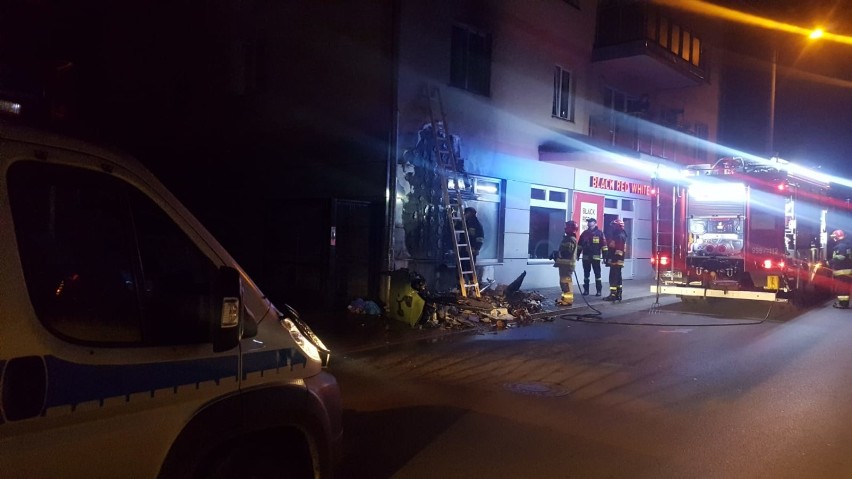 Tomaszowscy policjanci zauważyli pożar na ul. Zgorzelickiej, rozpoczęli akcję gaśniczą i ewakuację mieszkańców [ZDJĘCIA]