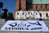 Fishmob - Gniezno tańczy dla Jana Pawła II. Szkoda, że tak nielicznie [FOTO, FILM]