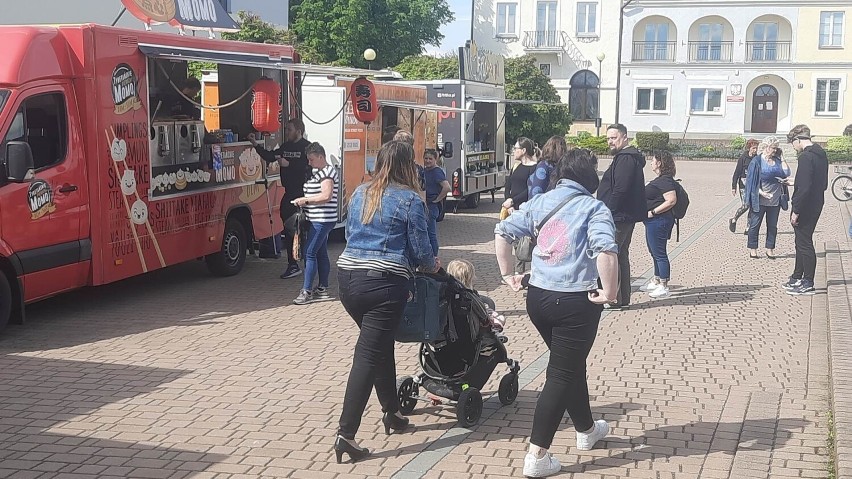 Żarciowozy w Tarnobrzegu. Trzy dni z food truckami na Placu Bartosza Głowackiego. Zobacz, co można zjeść od 5 do 7 maja 