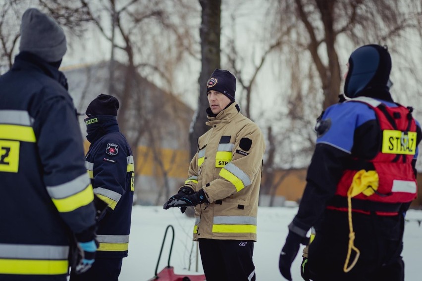Strażacy z OSP Opoczno ratowali człowieka, pod którym załamał się lód na zalewie [ZDJĘCIA]