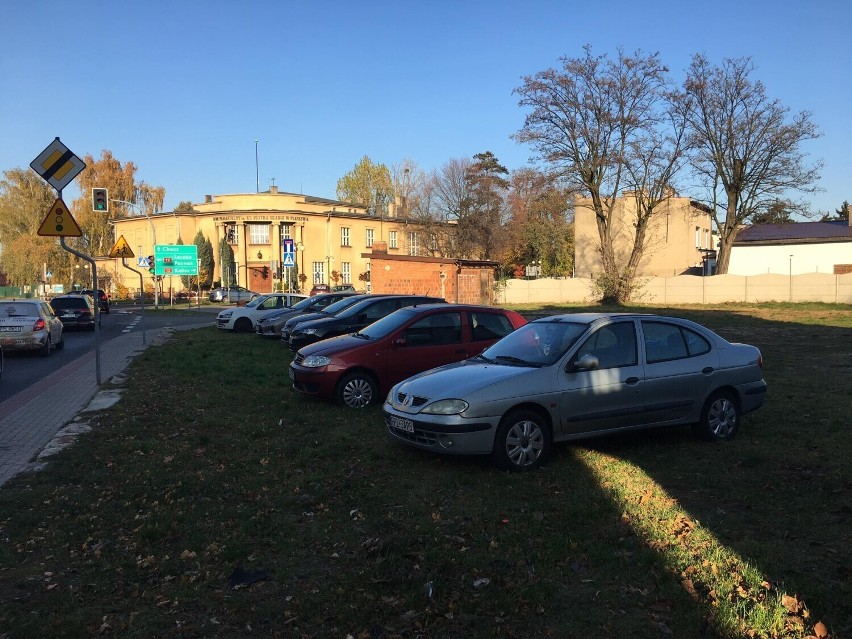 Pleszew. Miał być darmowy parking zaledwie 300 metrów od Rynku... a póki co będzie pusty plac