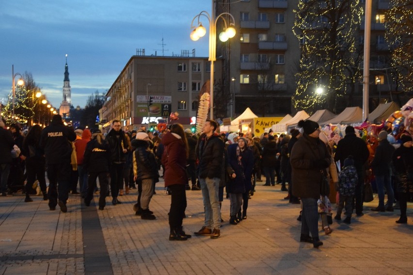 Częstochowa: Finał WOŚP na Placu Biegańskiego [ZDJĘCIA]. Koncerty i licytacje przedmiotów. Impreza przyciągnęła tysiące częstochowian