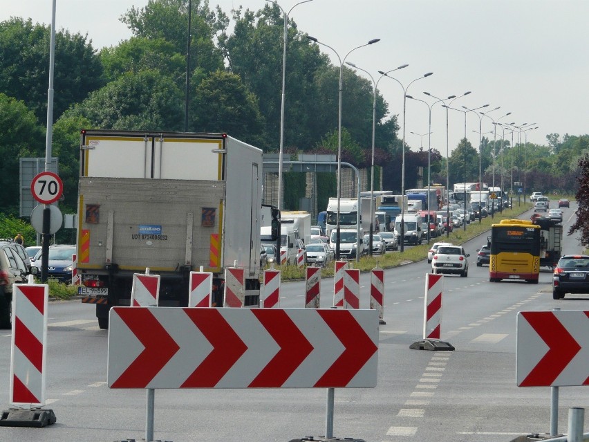 Zamieszanie na skrzyżowaniu al. Jana Pawła i ul. Obywatelskiej. Korki na al. Jana Pawła II. Potrącenie pieszego ZDJĘCIA