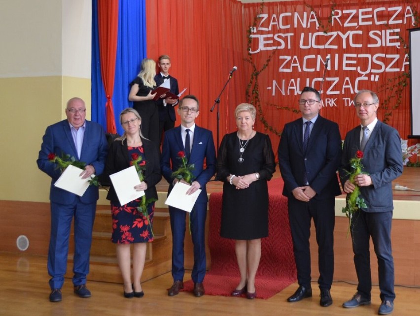 Uczniowskie stypendia w powiecie poddębickim wręczone. Był to jeden z akcentów obchodów Dnia Edukacji Narodowej ZDJĘCIA