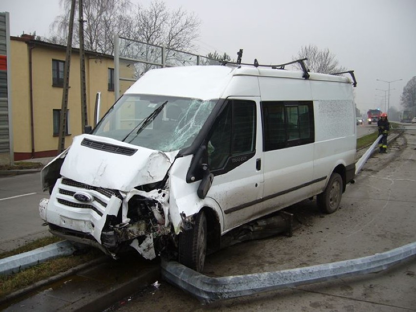 Kolizja Kościuszki Żory: Ford transit "skosił" trzy latarnie