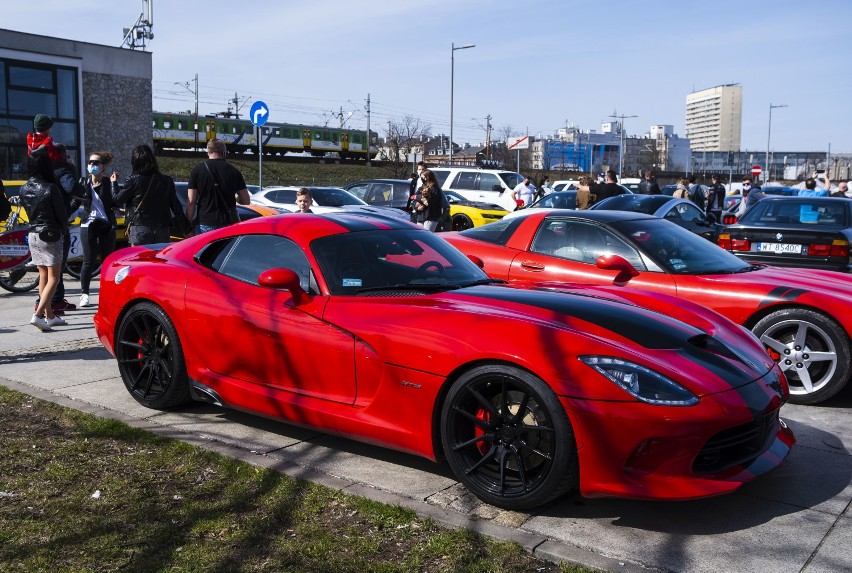 Parada samochodów w Warszawie. Fani motoryzacji przejechali przez miasto