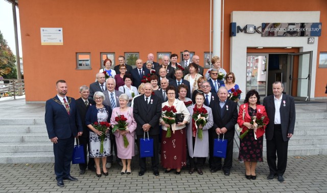 W sali kinowej honorowe miejsca zajęło 17 par, które obchodziły 50. i 60. rocznicę małżeństwa, dwie pary diamentowe gody, jedna para bez udziału w uroczystości. Uroczystość rozpoczęła pani Izabela Kępińska, która powitała wszystkich dostojnych jubilatów. Głos zabrał burmistrz miasta Remigiusz Lorenz, który pogratulował wszystkim parom długich lat wspólnego życia, oraz świętowania kolejnych rocznic w zdrowiu i radości. Burmistrz wręczył każdej parze medal i legitymację za długoletnie pożycie małżeńskie. W części artystycznej wystąpił chór "Piccolo" następnie utwory na cztery ręce na fortepianie wykonało rodzeństwo Patrycja Oleksak (12 lat) i Igor Oleksak (11 lat). Na zakończenie zrobiono wspólne grupowe zdjęcie jubilatom, były od rodzin kwiaty i życzenia.