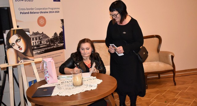 Goście mieli okazję porozmawiać z autorką i otrzymać tomik jej poezji z dedykacją.