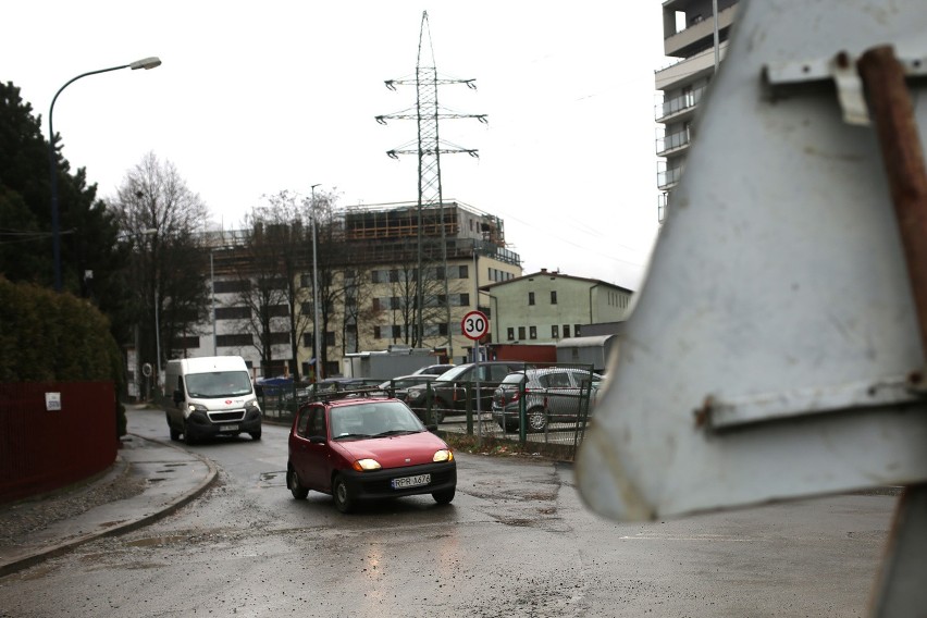 Kraków. Ulica Ostatnia dalej niedostępna, chociaż asfalt położony [ZDJĘCIA]