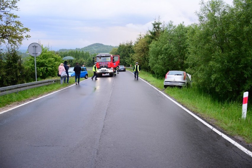 Zderzenie fiata z volvo na serpentynach w Korczynie. 74-latka na ostrym zakręcie straciła panowanie nad samochodem