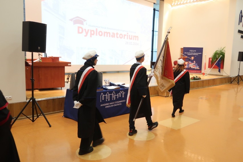 Dyplomatorium Akademii Nauk Stosowanych w Wałbrzychu: Kolejnych 70 absolwentów dyplomami - zdjęcia