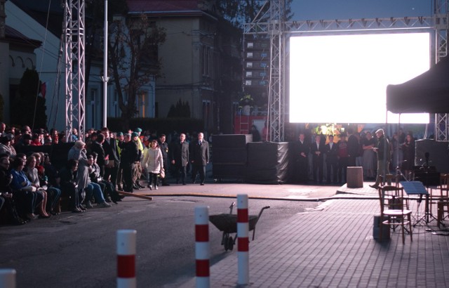 Przed gmachem szkoły budowlanej w Jarosławiu zorganizowano spektakl teatralny opowiadający historię aresztowania uczniów tej szkoły w 1940 przez gestapo. Jeden z uczniów, Stanisław Ryniak stał się później pierwszym więźniem obozu Auschwitz. W rolę aresztowanych i więźniów obozu koncentracyjnego wcielili się obecni uczniowie "budowlanki".

 Zobacz też: Historia Zofii Posmysz. Jak udało jej się przeżyć w obozie koncentracyjnym?
