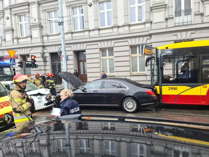Wypadek z udziałem autobusu i dwóch samochodów osobowych na ul. Kilińskiego! ZDJĘCIA