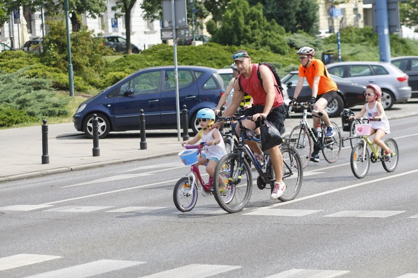 Wielki Przejazd Warszawski 2019. Na rowerach, hulajnogach, rolkach i deskorolkach pokonali ulice stolicy [ZDJĘCIA UCZESTNIKÓW]