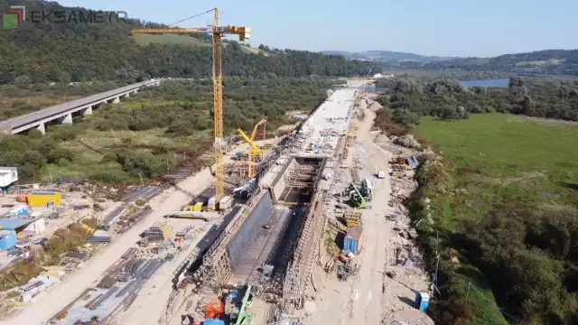 Trwa budowa mostu w Kurowie na rzece Dunajec. Wykonywane są zbrojenia i betonowanie kolejnych segmentów.