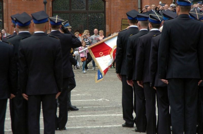 Strażacy w Słupsku: Uroczyste obchody Dnia Strażaka i przekazanie sztandaru [ZDJĘCIA+FILM]