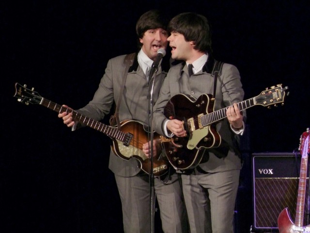 Koncert „Beatlemania Show” w wykonaniu zespołu The Backwards był nie tylko okazją do wyjątkowego spotkania z muzyką niezapomnianej Czwórki z Liverpoolu, ale także nawiązaniem do tego wyjątkowego, andrzejkowego czasu. 

The Backwards to czołowy światowy zespół odtwarzający pełną twórczość grupy The Beatles - od Beatlemanii do rozbudowanych aranżacji z ostatnich płyt. Powstał w 1996 roku w Koszycach na Słowacji. Do dnia dzisiejszego zagrał przeszło 3000 entuzjastycznie przyjętych koncertów w Europie (Francja, Holandia, Belgia, Niemcy, Austria, Węgry, Hiszpania, Wielka Brytania, Czechy, Słowacja) i USA (koncerty w 24 Stanach), występował w programach telewizyjnych, radiowych i produkcjach teatralnych.