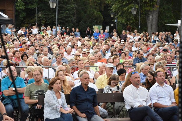 Kabareton przyciąga do Ciechocinka tłumy. Jak zawsze wszystkie miejsca były zajęte. W Muszli Koncertowej wystąpił Kabaret Zachodni, Kabaret Czerwona Fala Kabaret oraz Super Show Kruki i Wrona