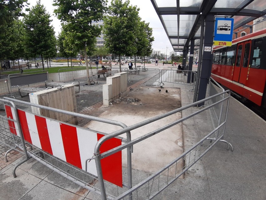 Z rynku w Katowicach zniknęła szpetna budka tramwajowa....