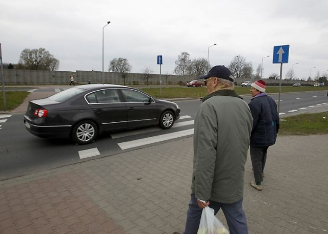 Miasto nie zamierza zbudować przejścia dla pieszych przez ulicę ...