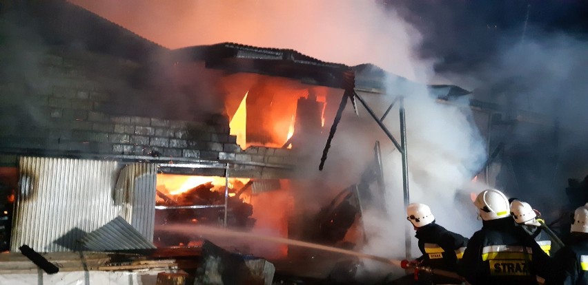 Pożar suszarni drewna w gminie Pątnów. Z ogniem walczyło 14 zastępów straży [FOTO]