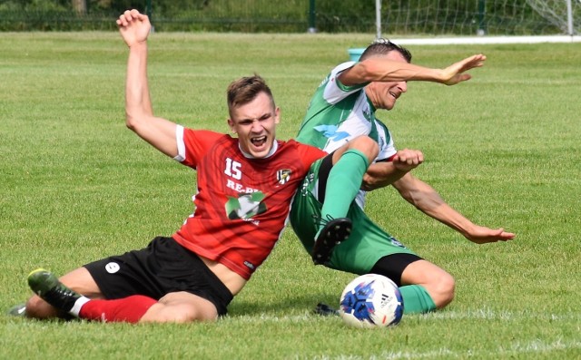 LKS Rajsko - Victoria 1918 Jaworzno 1:1 w premierze jesieni keeza wadowickiej okręgówki. Na zdjęciu: Patryk Formas (z lewej) sprowadzony do parteru przez Mariusza Suwaja (Victoria). Po tym wolnym ekipa z Rajska doprowadziła do remisu.