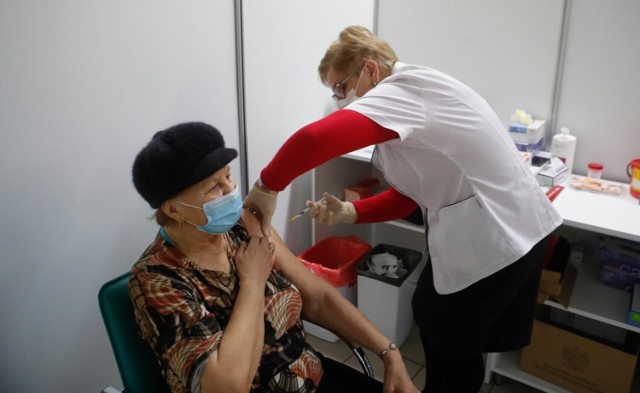 We Włocławku trwają bezpłatne szczepienia przeciwko grypie dla seniorów. Gdzie można się zaszczepić? Szczegóły na kolejnych stronach.