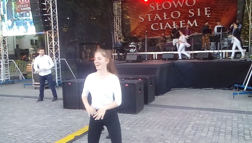 Koncert uwielbienia "Słowo stało się ciałem" na Placu Pokoju w Lęborku ZDJĘCIA