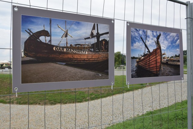 Na wystawie prezentowanych jest 40 fotografii. Przedstawiają one tratwy, łodzie i czółna, wśród nich Dar Mazowsza, szkutę stworzoną pięć lat temu w ramach Roku Wisły, największą obecnie drewnianą jednostkę pływającą po Wiśle. Więcej na kolejnych zdjęciach