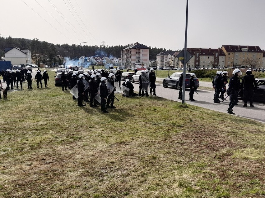 Ostro podczas meczu Pogoń Lębork-Gryf Słupsk. Policja użyła armatek i gazu łzawiącego