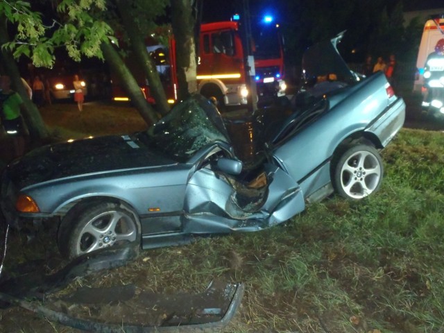 Wrząca Wielka: BMW uderzyło w drzewo