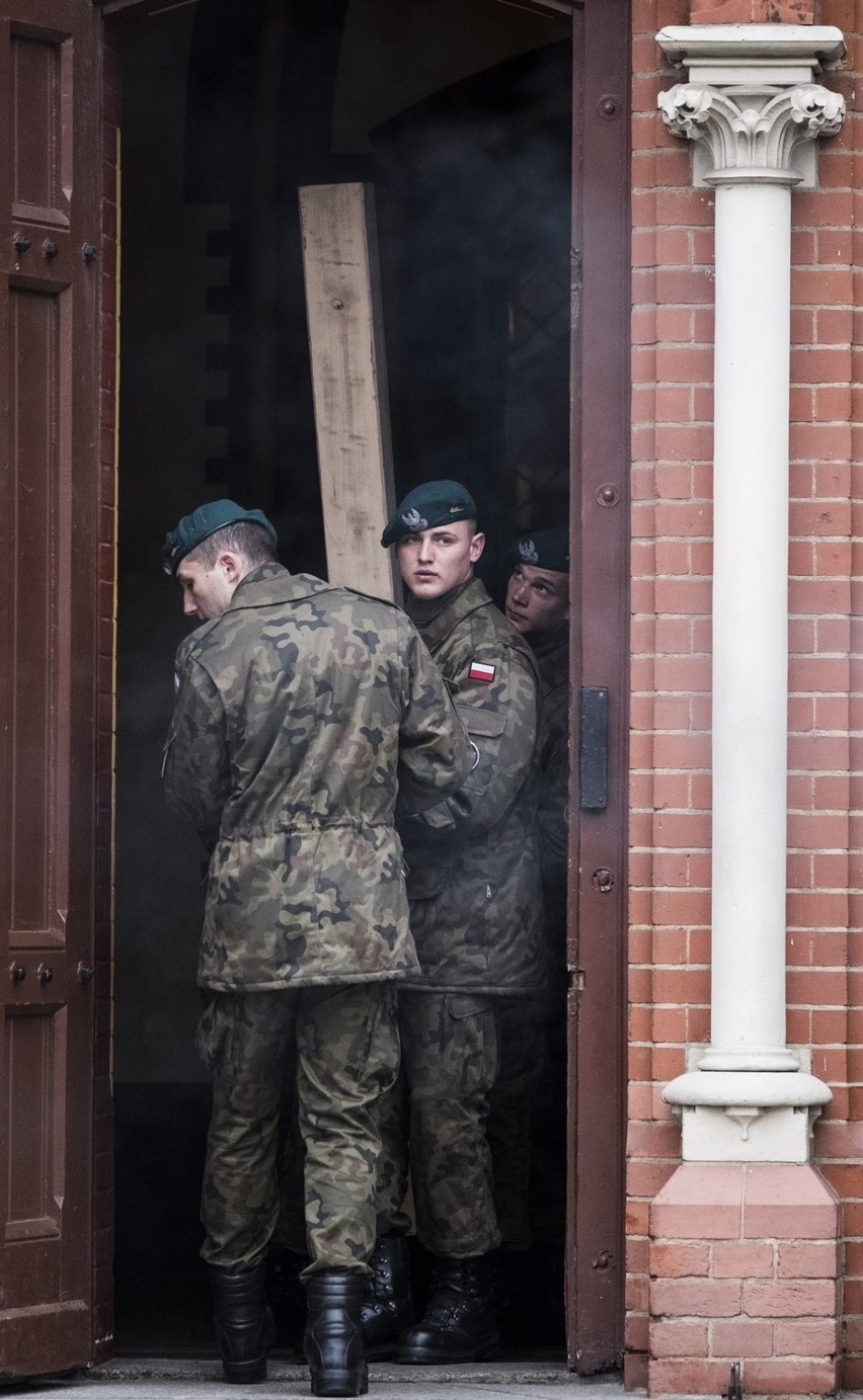 Ulicami Torunia przeszłaprocesja Drogi Krzyżowej. Wierni...