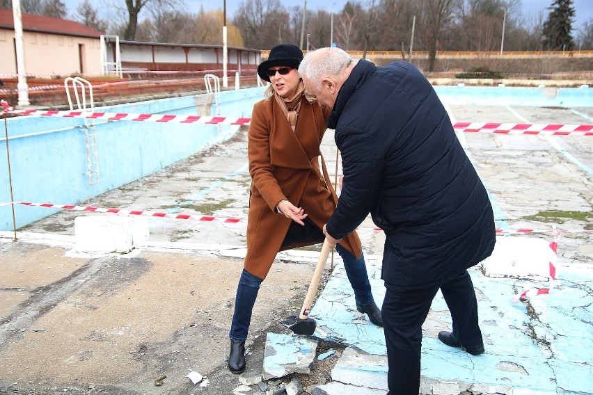 Budowa letnich basenów przy ulicy Stromej w Legnicy [ZDJĘCIA]