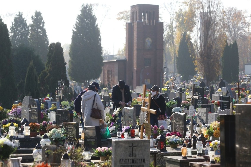 Pierwszy weekend po Wszystkich Świętych. Na cmentarzach w Katowicach tłoczno