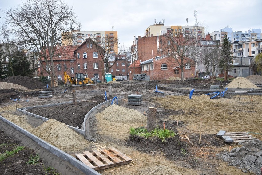 Malbork. Teren rekreacyjny powstaje na dawnych podwórkach w Śródmieściu. To część programu rewitalizacji miasta