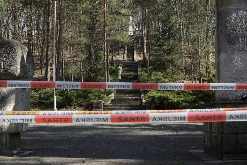Zakaz wstępu na teren obydwu cmentarzy wojennych w Leszkowie