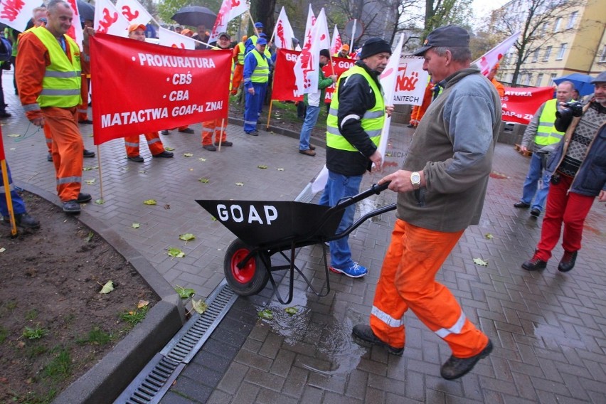 Protest pod siedzibą GOAP - Pracownicy walczyli o miejsca...