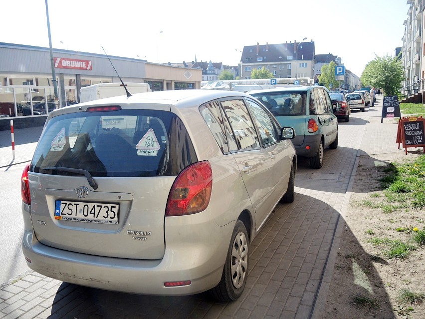 Chamskie parkowanie w Stargardzie nr 93. Ul. Słowackiego - z wózkiem nie przejdziesz
