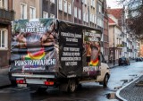 Kierowca „antyhomoseksualnej” furgonetki z zarzutami, ale nie za mowę nienawiści
