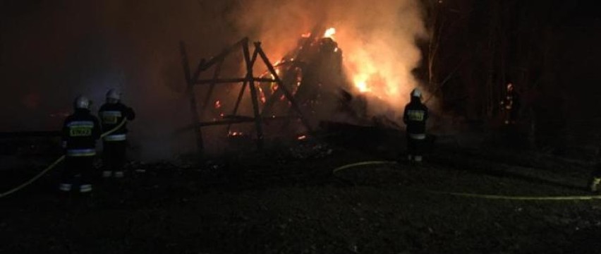 Pożar drewnianej stodoły w gminie Ryczywół [ZDJĘCIA]