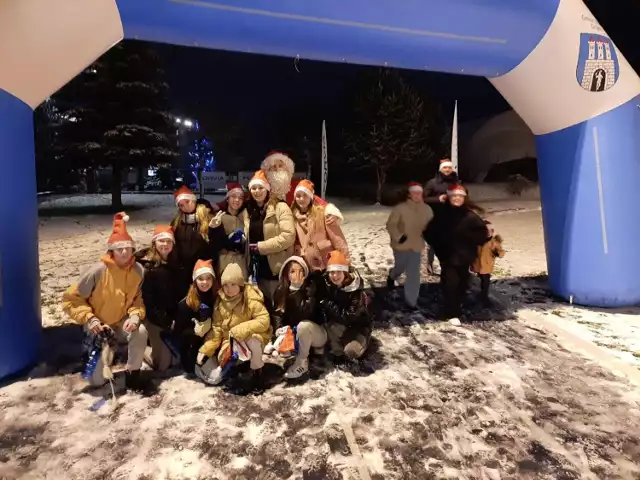 Grójecki Ośrodek Sportu "Mazowsze" zorganizował w sobotę 10 grudnia Rodzinny Bieg Mikołajkowy. Było mnóstwo zabawy, uśmiechu, niespodzianek i upominków od Mikołaja, który osobiście ruszył na trasę. Rywalizowano na dystansach 250, 500 i 1000 metrów.

Zobaczcie na kolejnych zdjęciach jak rywalizowano na Rodzinnym Biegu Mikołajkowym w Grójcu