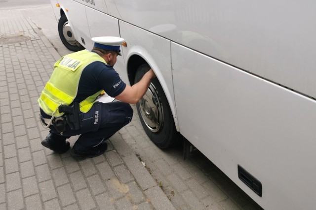 Policjanci i funkcjonariusze Inspekcji Transportu Drogowego przez cały rok prowadzą kontrole autokarów, które wożą uczniów na wycieczki czy zawody sportowe.