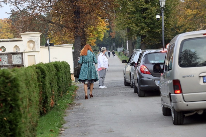 Spory ruch na Cmentarzu Komunalnym w Legnicy.