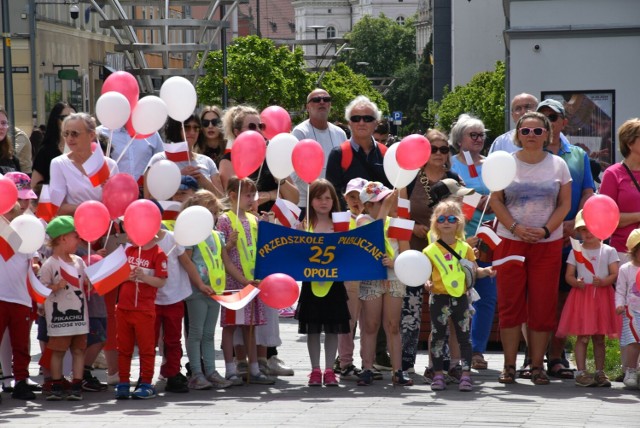 Dzień Flagi w Opolu jest częścią trzydniowych świąt majowych, które rozpoczęły się od obchodów 20-lecia wejścia Polski do Unii Europejskiej, a kulminacją będzie jutrzejsze Narodowe Święto Konstytucji 3 Maja.