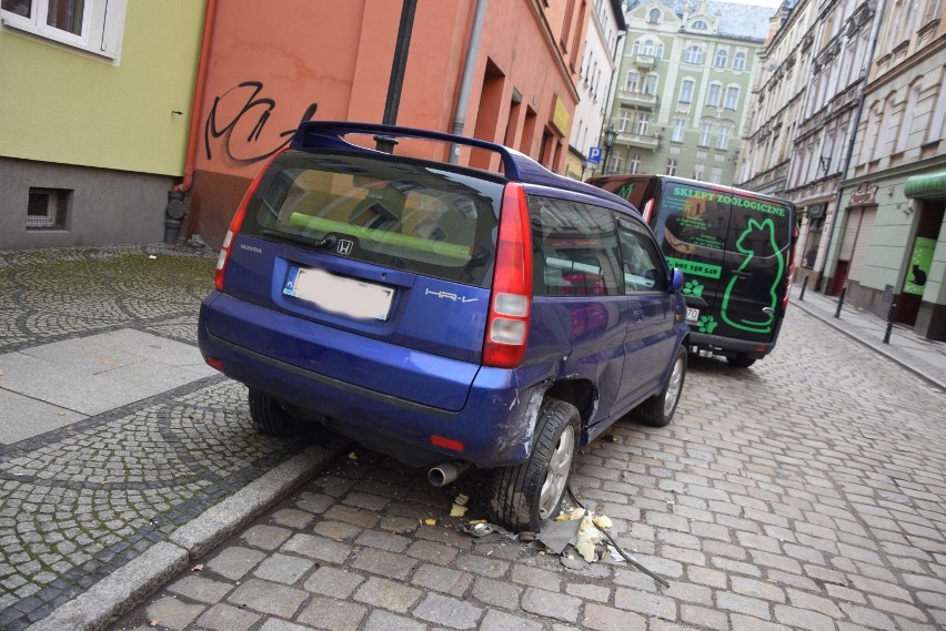 Staranował zaparkowane auto i uciekł. Policja poszukuje sprawcy  (ZDJĘCIA)