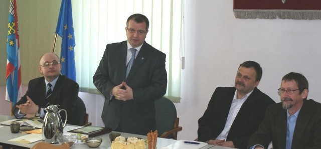 Uczestników spotkania powitał starosta słupecki, Mariusz Roga