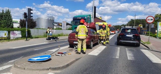 Auto ścięło znak i uderzyło w słup sygnalizacji świetlnej