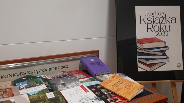 Publikacje nagrodzone i nominowane w "Konkursie na książkę roku 2022" do końca czerwca można oglądać na wystawie znajdującej się na pierwszym piętrze biblioteki wojewódzkiej