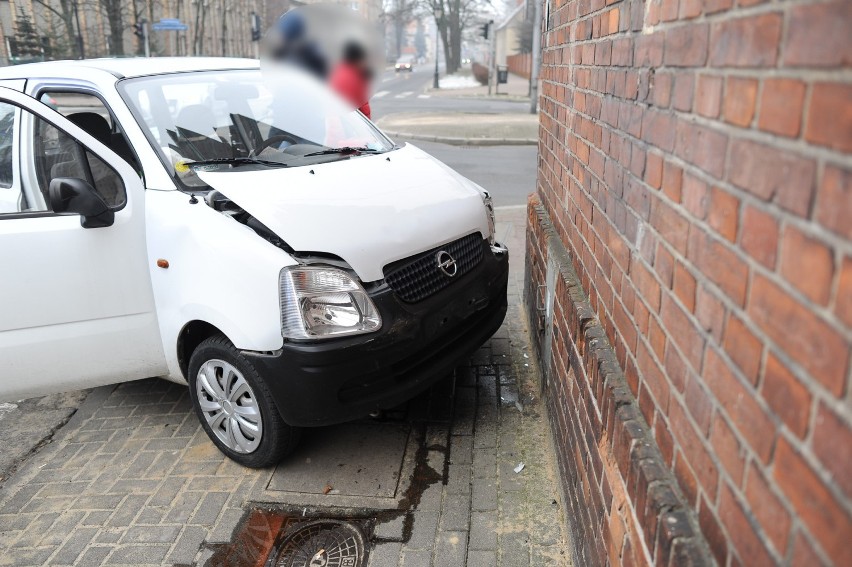 Opel wpadł na mur kamienicy po zderzeniu ze skodą